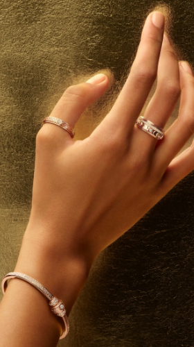 A woman wearing Piaget possession "Snake pattern" ring in 18k rose gold