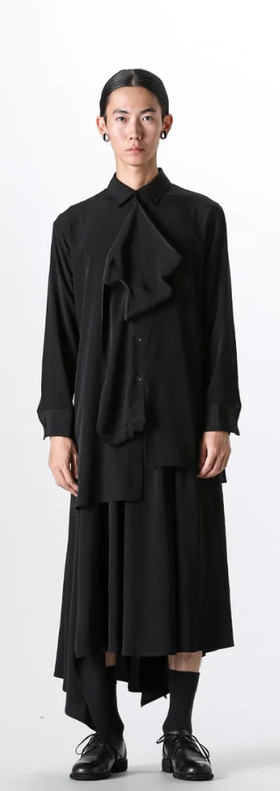 A woman wearing Devoa yohji yamamoto left chest motif blouse with box (black)